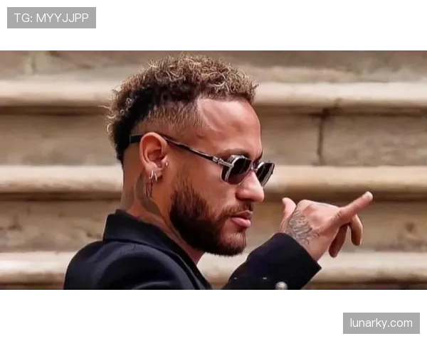 内马尔球场上疯帽子，场下却像瘾君子一样疯狂折腾生活