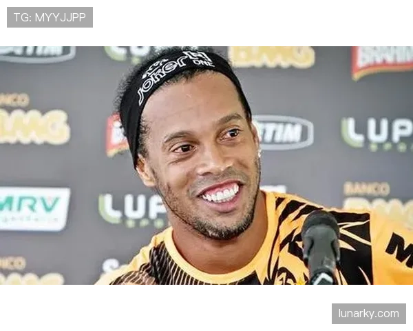 小罗退役后还在夜店蹦迪，豪宅里养了三只柯基